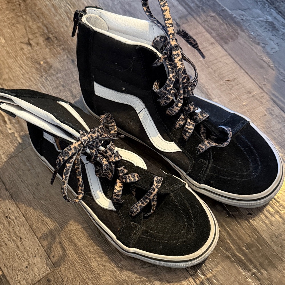 Vans Big Girls Black and White High-Top Sneakers Suede Leopard Size 2